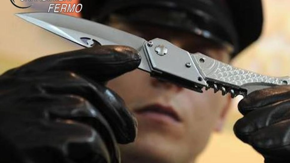 Coltelli e arnesi da scasso: i carabinieri denunciano tre persone