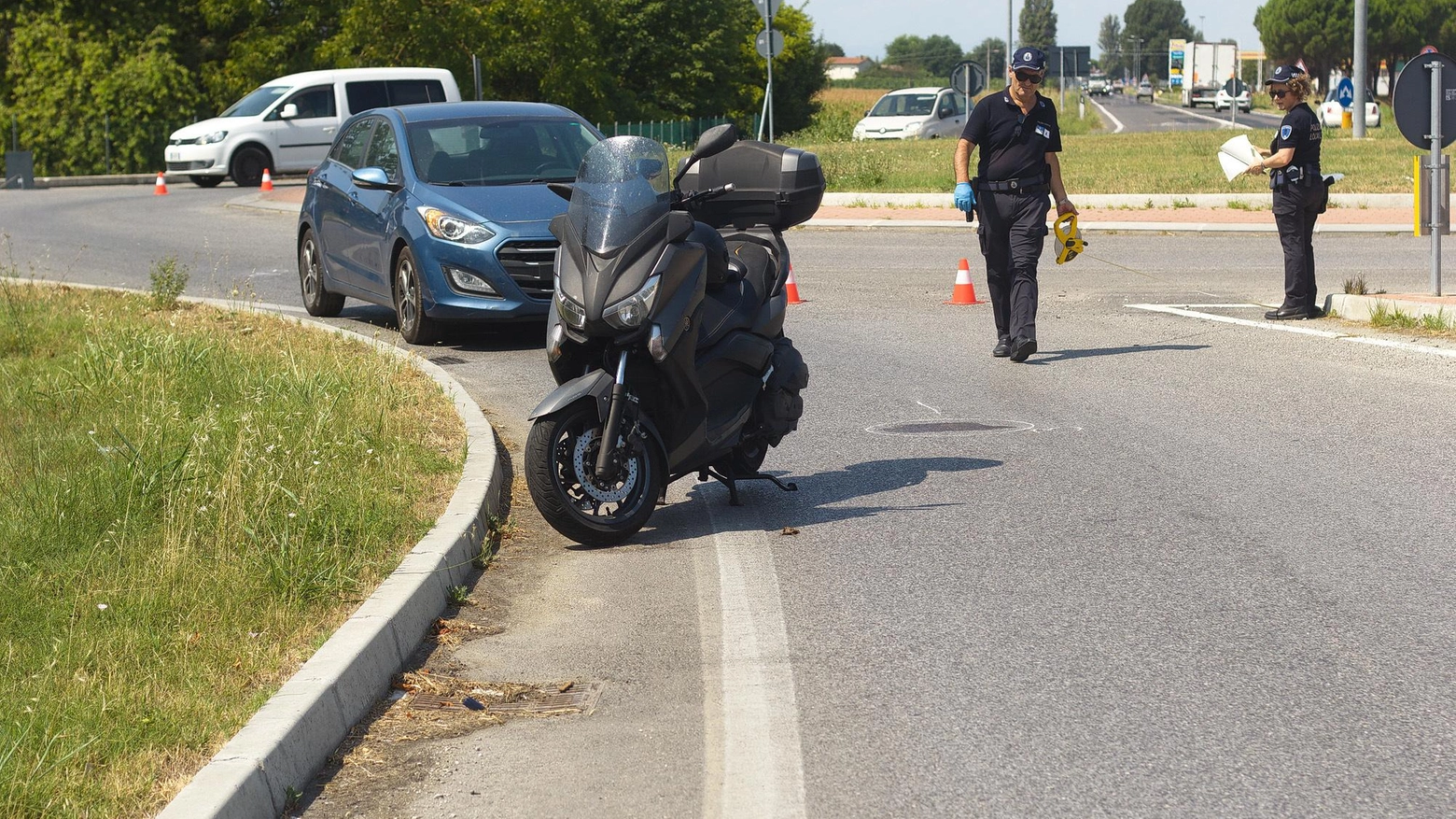 In mattinata schianto a Casal Corsetti sulla Romea, grave automobilista. Sulla Baiona ciclomotore colpito da una Peugeot bianca che fugge.