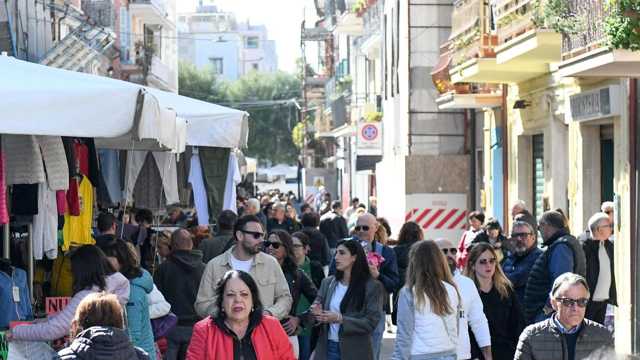 Il Comune di Civitanova impone restrizioni durante il festival, con chiusura anticipata del mercato settimanale e divieto di vendita e consumo di bevande alcoliche in determinate aree della città. Sanzioni previste per chi non rispetta le regole.