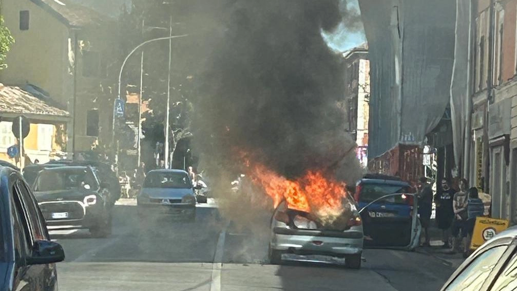 Tamponamento, auto prende fuoco. Fuga al volo, strada chiusa un’ora