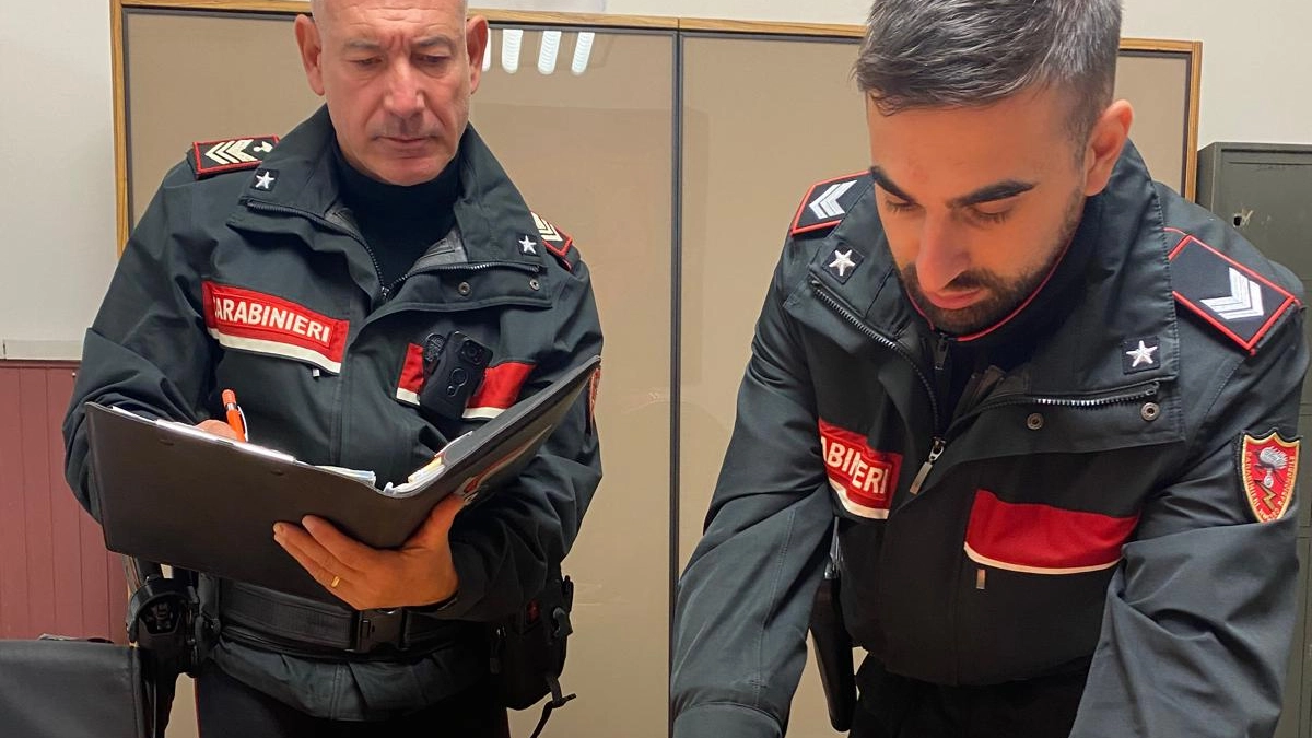 I carabinieri con il materiale sequestrato