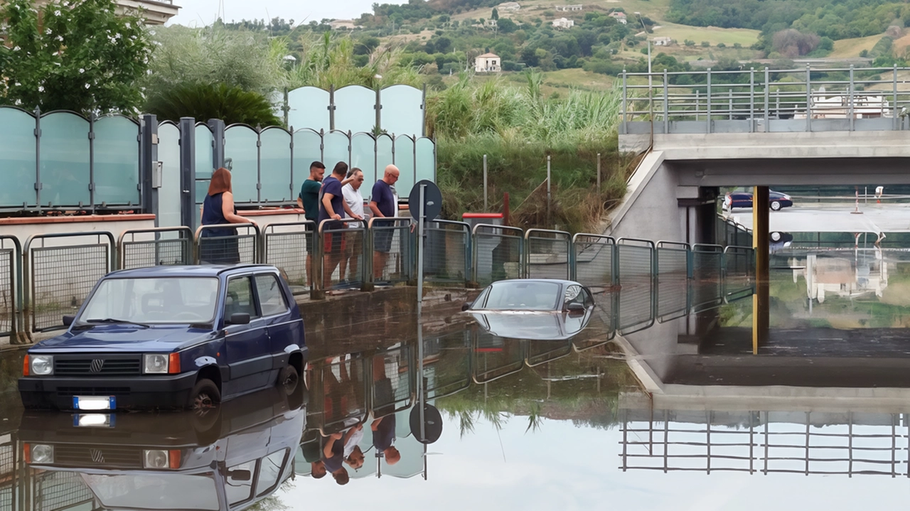 In appena un’ora e mezza sono caduti in città 104 millimetri di pioggia: problemi in scantinati e garage. Al lavoro 60 persone per fronteggiare l’emergenza .