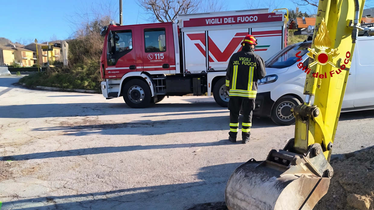 L’allarme ad Apiro ha fatto scattare le misure di precauzione. Vigili del fuoco e tecnici della ditta impegnati nella riparazione.