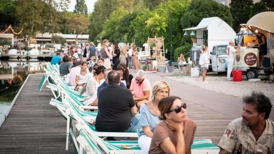 A Lallapalooza ci sono i lettini al posto delle sedie, mentre nella vena Mazzarini spazio a una zattera e a tante al tre sorprese in acqua