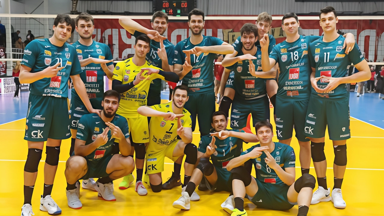 I giocatori della Lube festeggiano la vittoria in Challenge Cup in Serbia