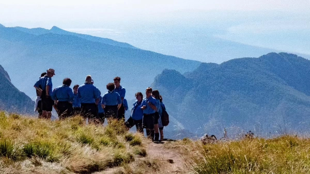 Un'immagine generica di un gruppo di scout in montagna