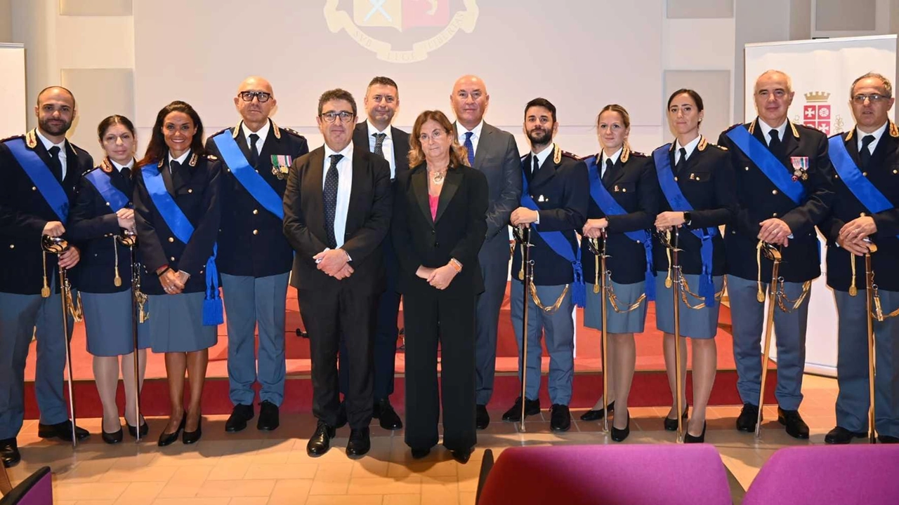 La polizia festeggia il patrono San Michele Arcangelo con una messa a Macerata, presenziati da autorità e rappresentanti delle forze dell'ordine. Consegna di medaglie ai poliziotti in quiescenza.