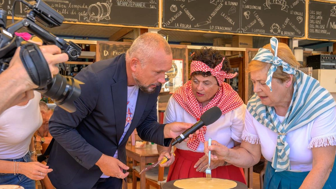 UnoMattina estate ha trascorso la vigilia di Ferragosto a Riccione, con Massimo Tosi che ha aperto la diretta dal porto canale. Momenti emozionanti con storie locali, piadina e liscio, culminati con Tosi nominato Ambasciatore di Riccione.