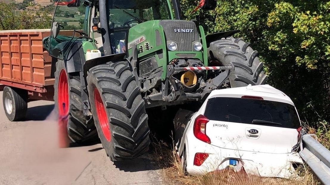 Schiacciata con l’auto dal trattore, donna salva per miracolo