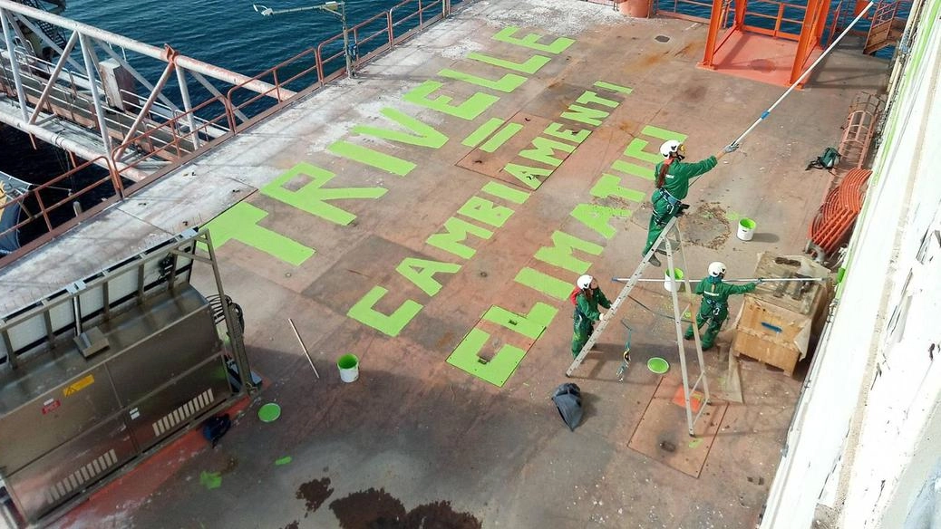 Il blitz  di Greenpeace: "Eni spese 10.200 euro per rimuovere le scritte"