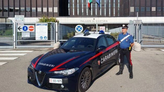 I carabinieri erano intervenuti a Correggio dove l’uomo era stato sorpreso dalle vittime mentre svuotava un deposito di attrezzi da un cortile