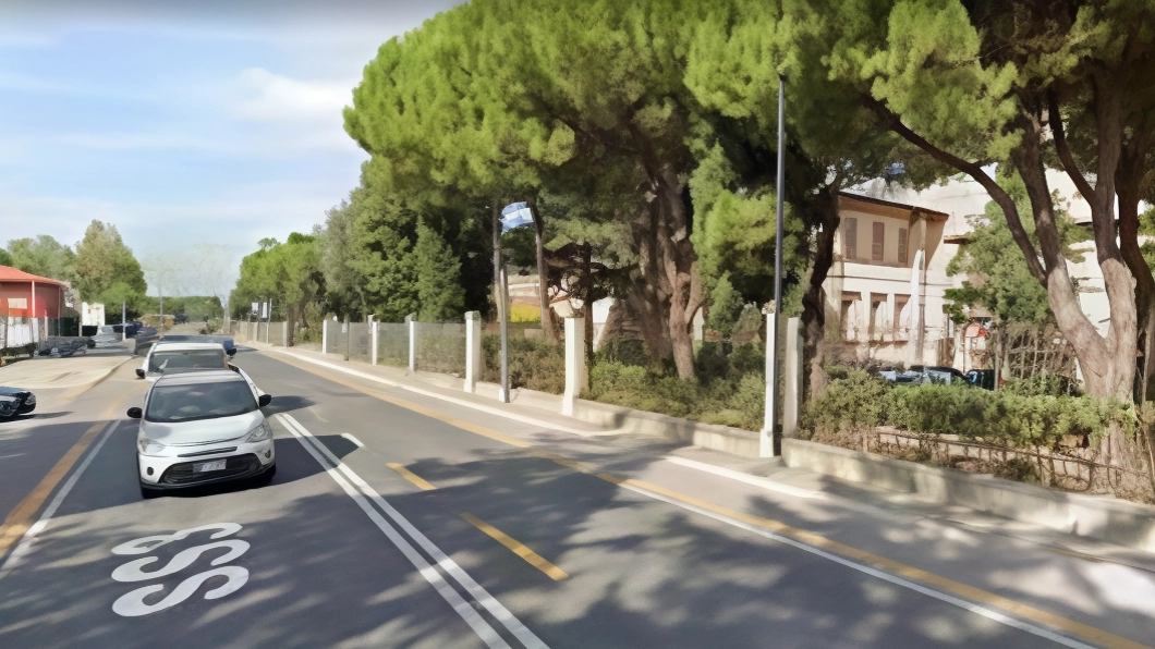 Un tratto di via Roma, quello tra il Ponte Storto e la rotatoria di via Pertini, che sarà interessato da un intervento da 480mila euro che prevede l’eliminazione del marciapiede per fare posto a una pista ciclopedonale protetta, su entrambi i lati