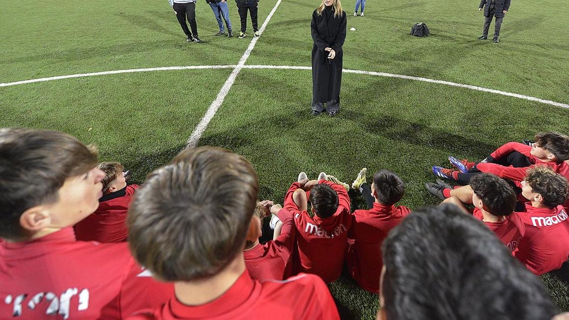 Un calcio alla violenza. Psicologa in campo: "Ragazzi, l’avversario non sono le donne"