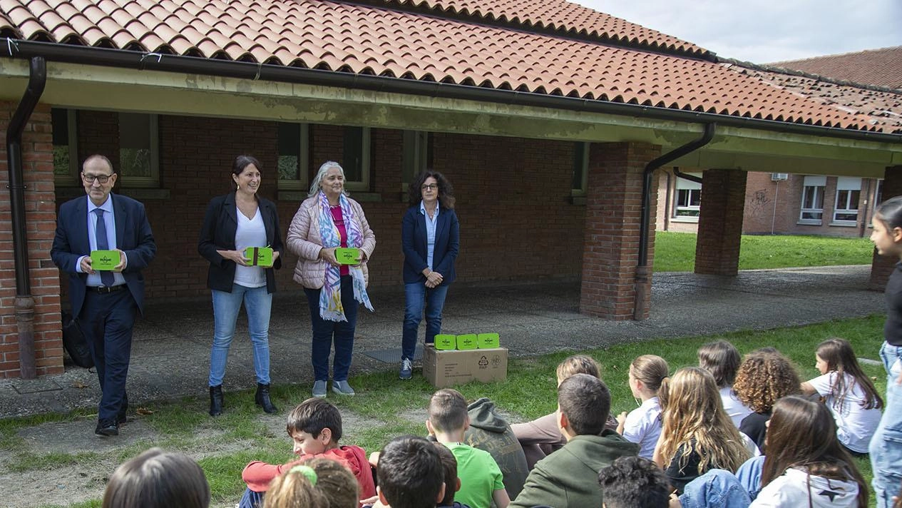 Si comincia da un portamerenda per ogni alunno. La giunta: "Costruiamo consapevolezza" .