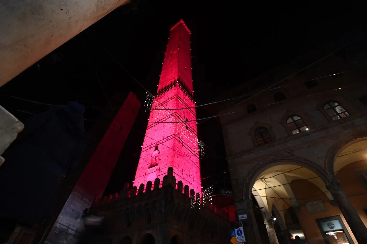 Bologna e la magia del Natale: quando si illumina la Torre degli Asinelli