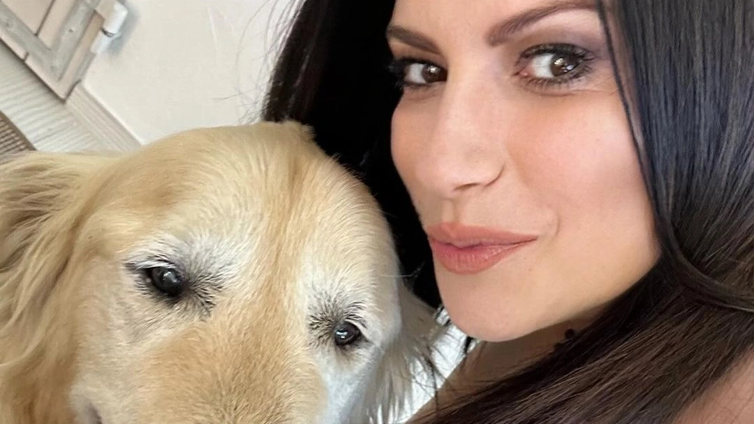 Laura Pausini con il suo amico a quattro zampe Marlon; recentemente l'artista ha postato una foto con gli auguri per i 12 anni del suo cagnolone