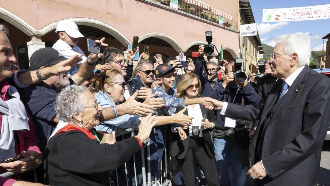 La visita dei due presidenti. In 1.500 scaldano la piazza mentre risuona ‘Bella Ciao’