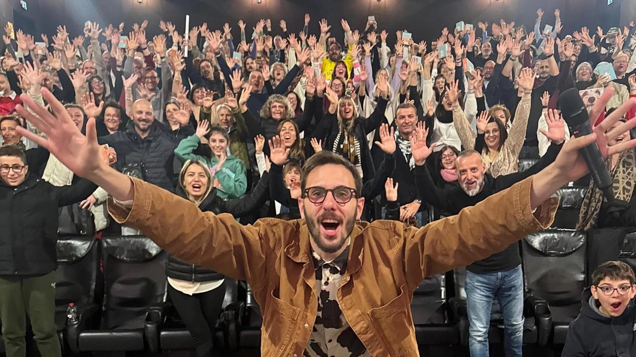 Francesco Taverna presenta il suo nuovo libro "Chiedilo a Chico" a Modena, raccontando il successo del suo personaggio e annunciando progetti umanitari futuri con Amref Health Africa.