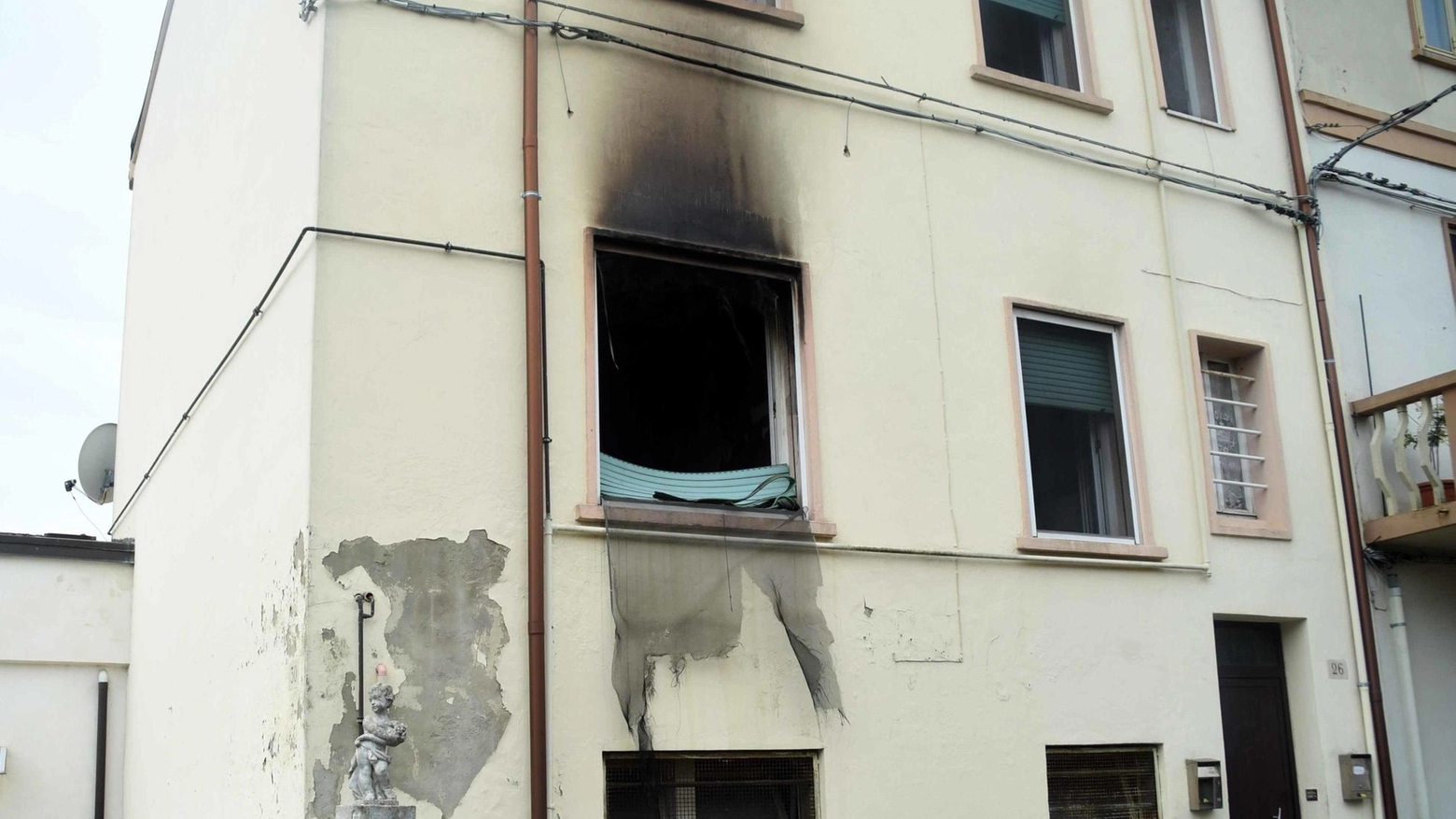 Due incendi in poche ore. Brucia un appartamento, paura e famiglie sfollate