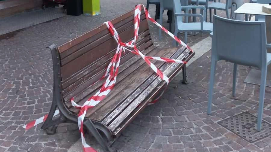 Azzoppare una panchina con le gambe in ghisa non è cosa ordinaria. In piazzale Matteotti dove la panchina è stata...