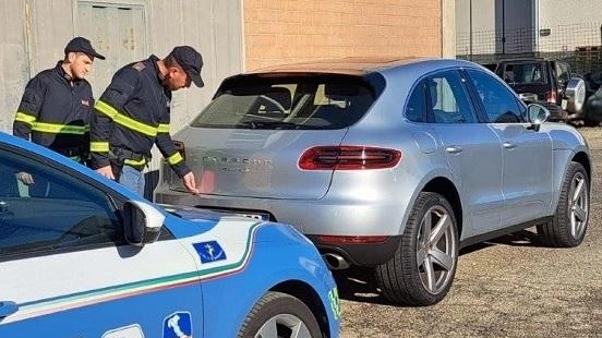 Derubato mentre fa colazione. Quasi tremila euro nella Porsche. Auto razziata da due ladri ventenni