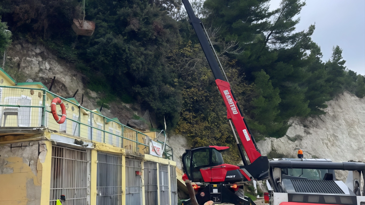 I danni causati dal vento a Sirolo: interventi per la sicurezza delle spiagge e del territorio. Riqualificazione della costa del Conero in corso.