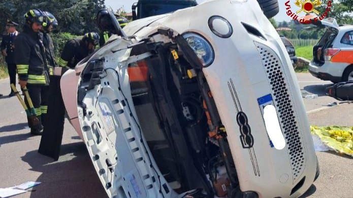 Incidente a Zola Predosa (Bologna), l'auto ribaltata dopo lo schianto