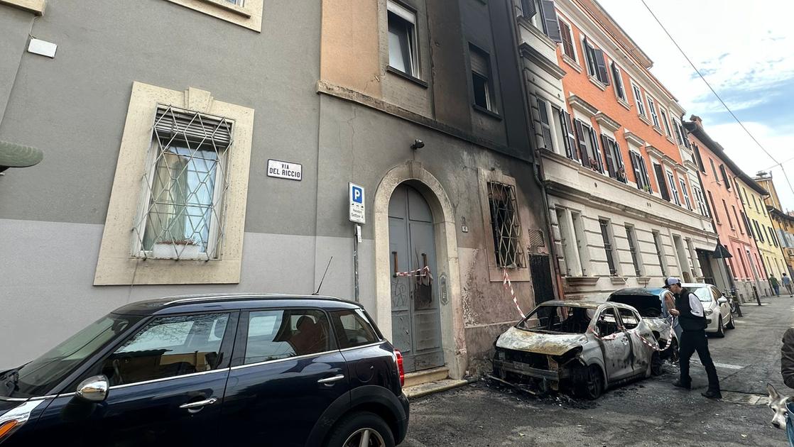 Auto a fuoco in via del Riccio a Bologna: fumo e paura, evacuata palazzina