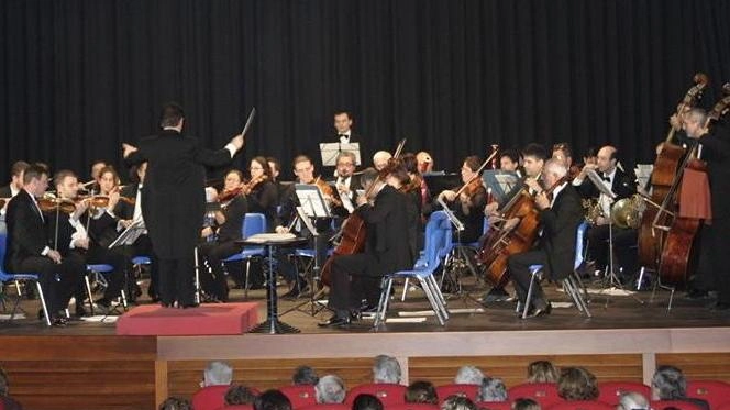 Il. maestro Stefano Giaroli. dirige l’Orchestra Sinfonica delle Terre Verdiane