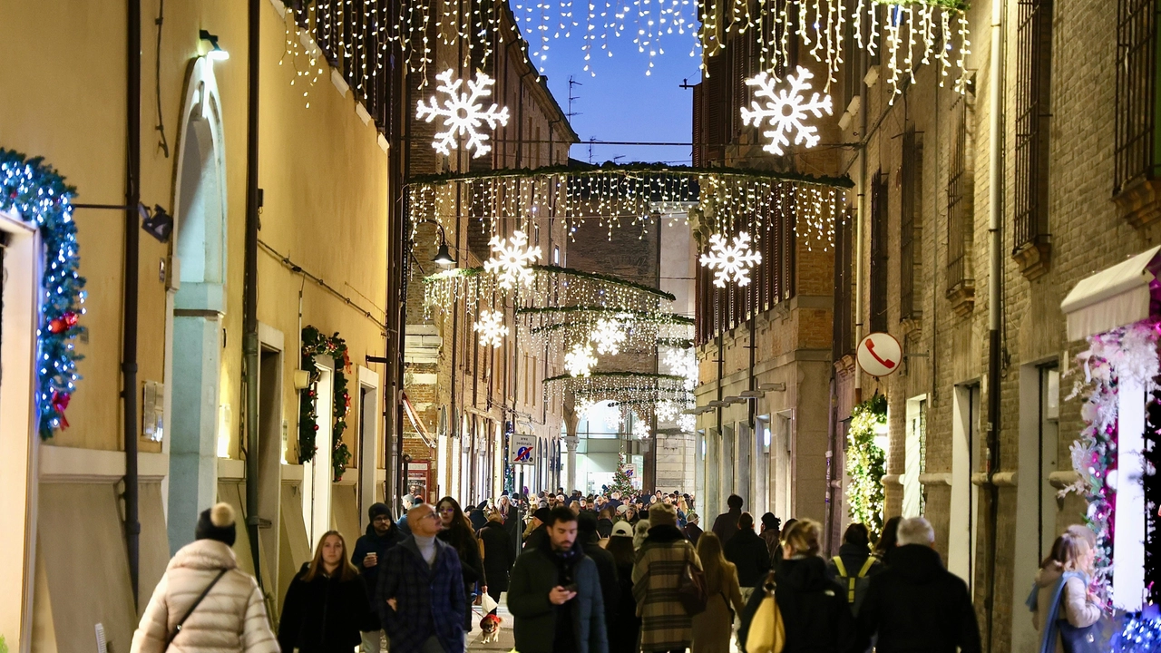 Natale a Ferrara, si accendono le luminarie