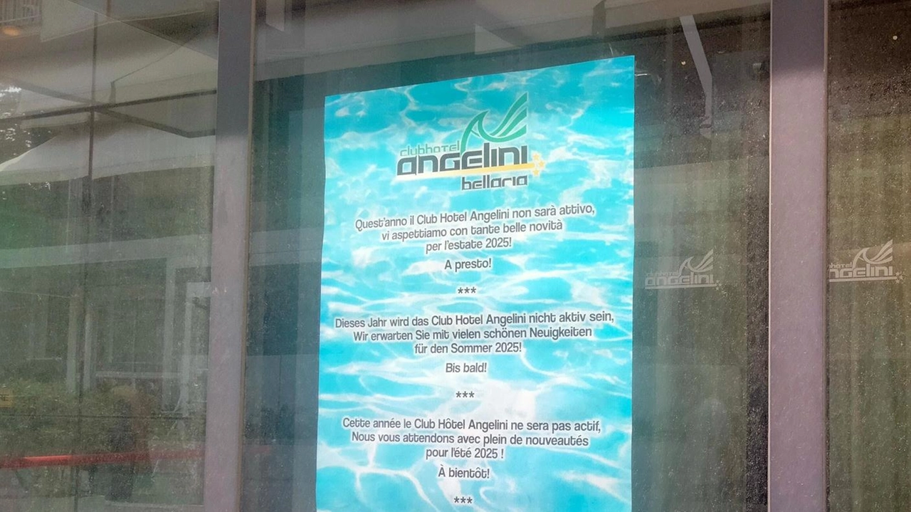 Il cartello fuori dall’hotel Angelini