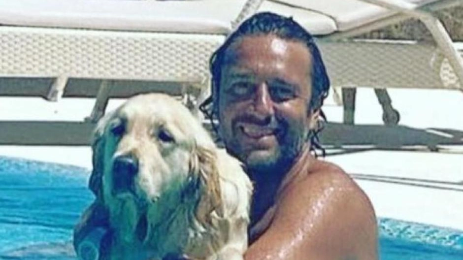 Il campione del mondo Luca Toni assieme al suo Golden Retriever