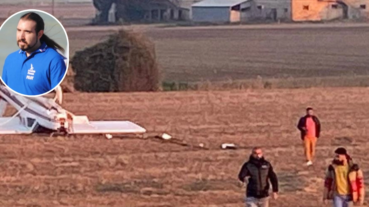 L’ultraleggero precipitato in un campo tra Osimo e Castelfidardo il primo gennaio. Nel tondo, il pilota Davide Angelini