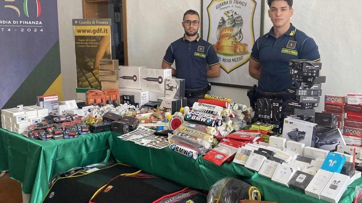 I militari della Guardia di Finanza con i prodotti sequestrati al Crame