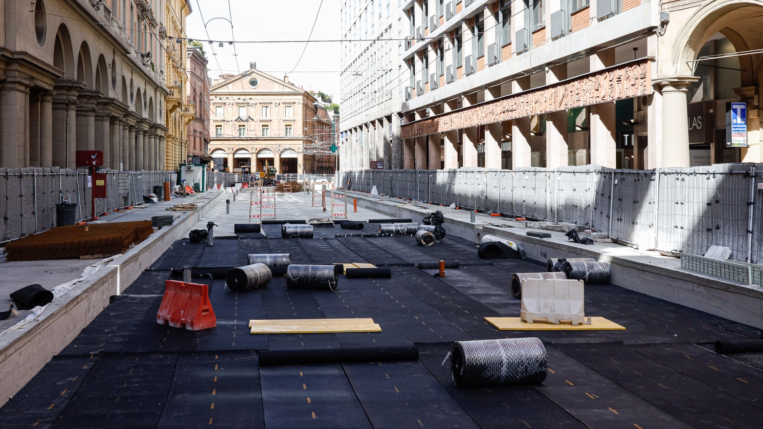 Riapre riapre incrocio Ugo Bassi/Testoni: si sposta il cantiere (Foto Schicchi)