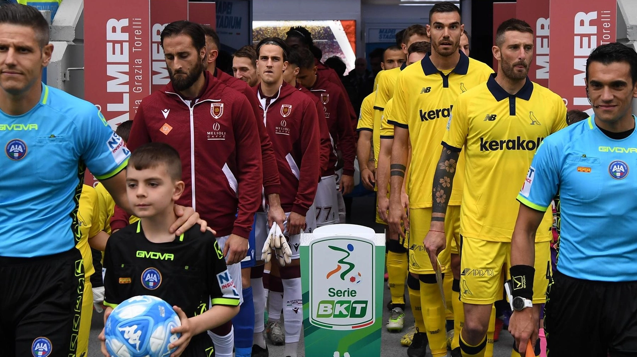 L’ingresso in campo delle due squadre nel corso dell’ultimo derby disputato al ’Mapei Stadium’ di Reggio Emilia lo scorso primo maggio (fotofiocchi)