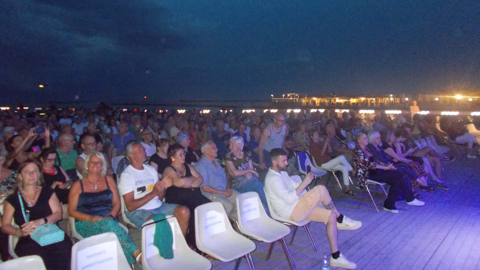 Un momento della serata al festival Birichina prima della bufera di vento e sabbia, a Gatteo Mare