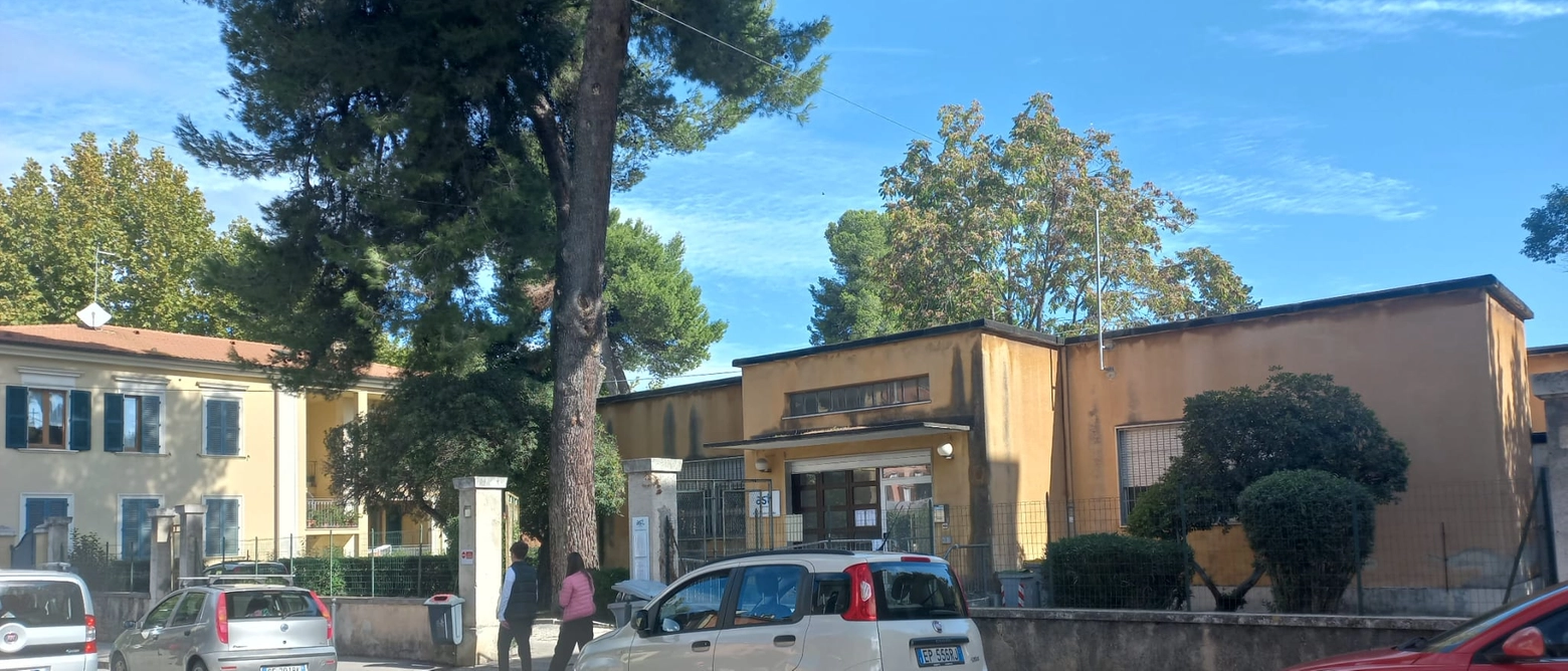 Il Comune dopo li disagi per i fruitori della nuova sede del distretto sanitario: "I lavori, per i quali sono stati già impegnati i primi 60mila euro in sede di variazione di bilancio, saranno affidati da qui a qualche settimana". A sollevare la questione anche l'ex sindaco Vittorio Massaccesi