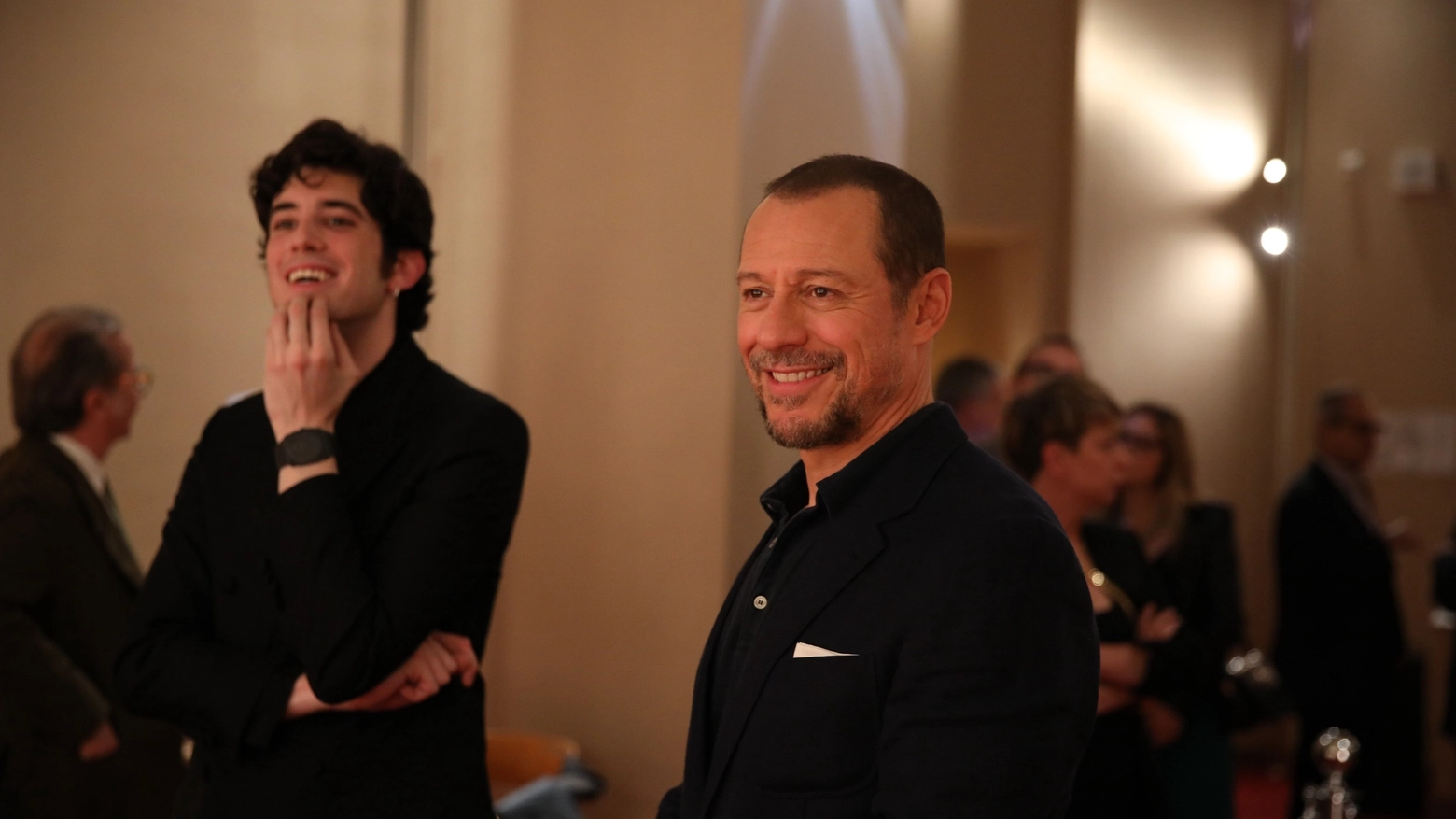 Stefano Accorsi (a destra) e Nicolas Maupas (a sinistra) durante la presentazione di 'Marconi - L'uomo che ha connesso il mondo' al Modernissimo (FotoSchicchi)
