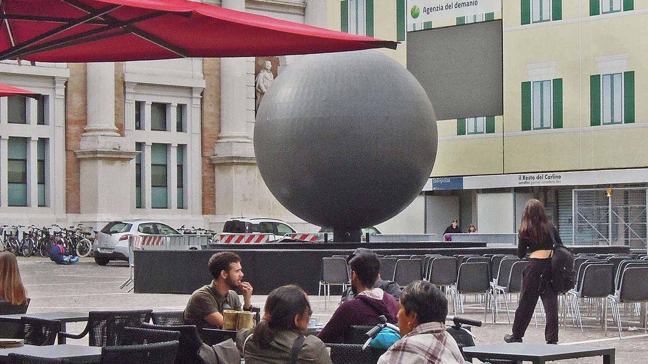 La Biosfera spenta e transennata a Pesaro (foto Toni)