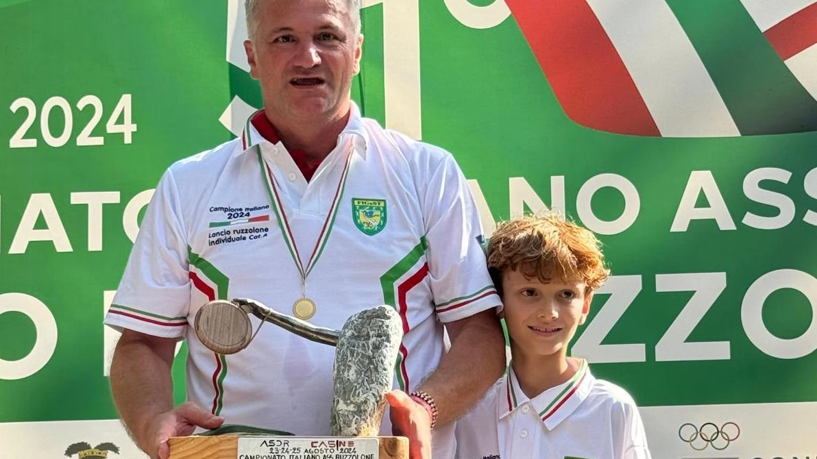 Tiziano Cerfogli, campione di Ruzzolone, insieme al figlio Alessandro di 9 anni che lancia già