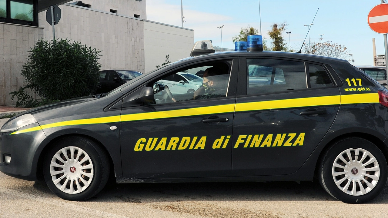 Rovigo, controlli a ferragosto: lavoro in nero, ambulanti in spiaggia e auto sequestrate (foto di repertorio)