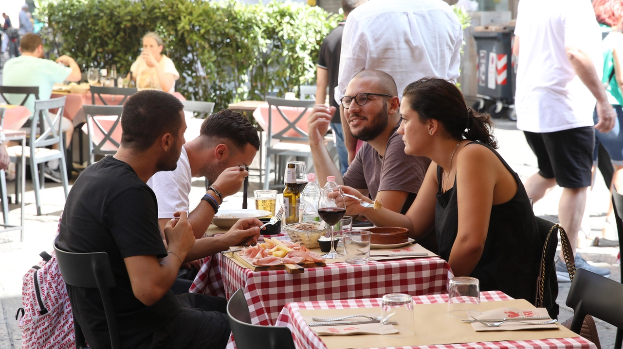 Un ristorante di Bologna affollato in questi giorni estivi