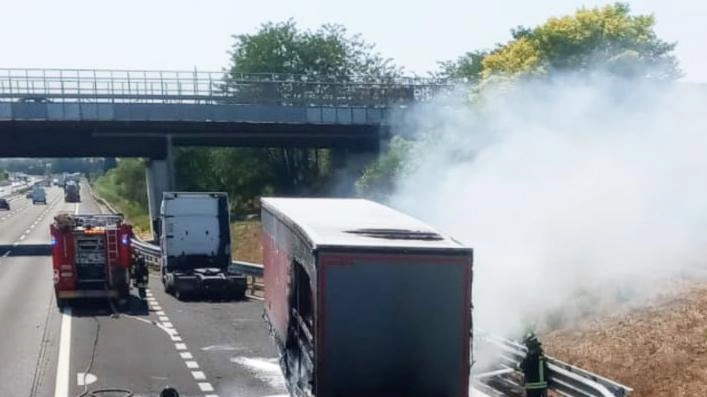 Vigili del fuoco in azione tra Mondolfo e Senigallia per l’incendio della motrice.