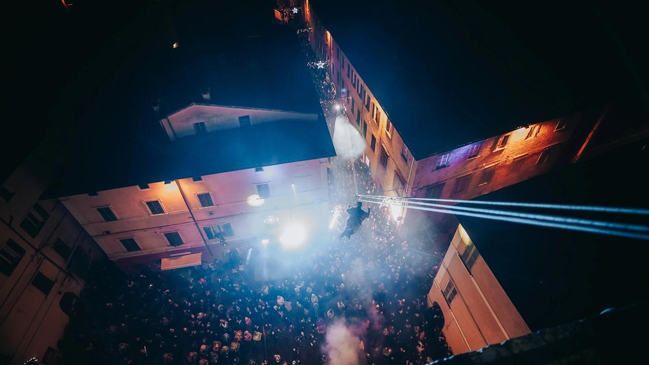 Foto dall'alto dello spettacolo della Befana a Urbania