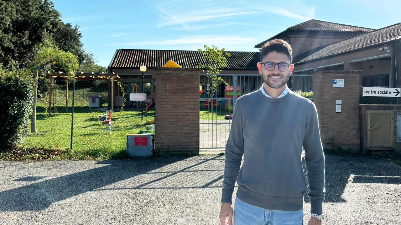 Il sindaco Carbone davanti alla scuola dell’infanzia di Cerasa che avrà. anche un nido