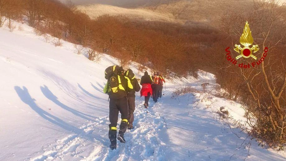 Aveva perso l’orientamento tra la nebbia e la neve ma è stato soccorso e riportato sul sentiero dai vigili del...