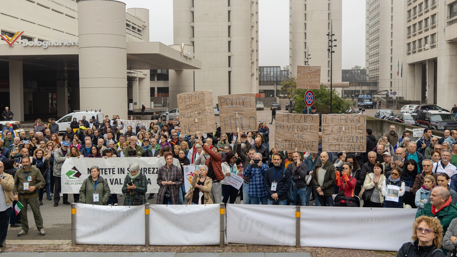 La protesta degli alluvionati sotto il palazzo della Regione Emilia-Romagna