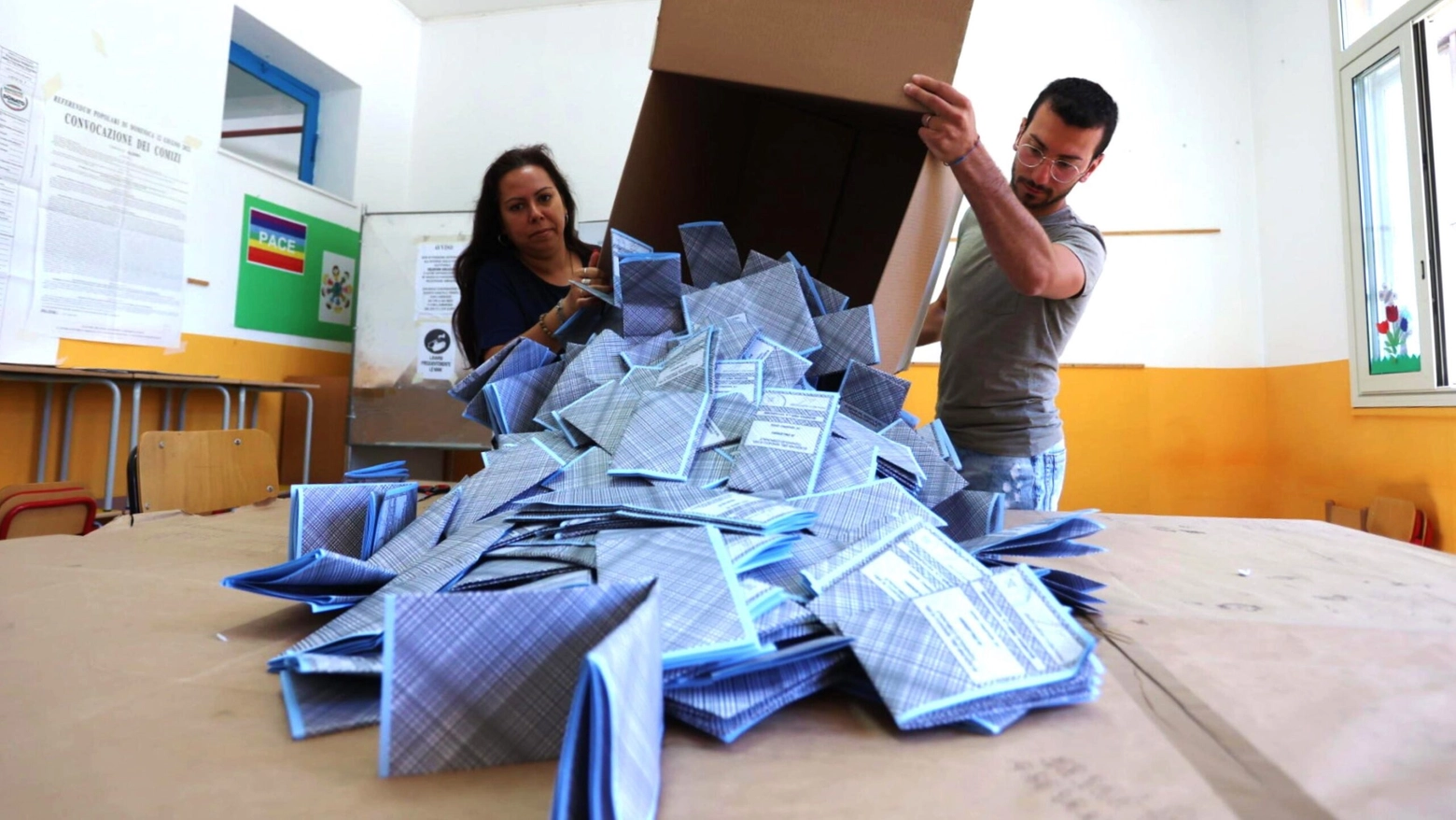 L'apertura delle urne con le schede blu per le elezioni amministrative