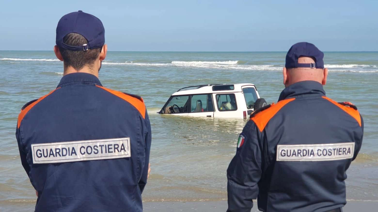 L'intervento della guardia costiera per recuperare il veicolo